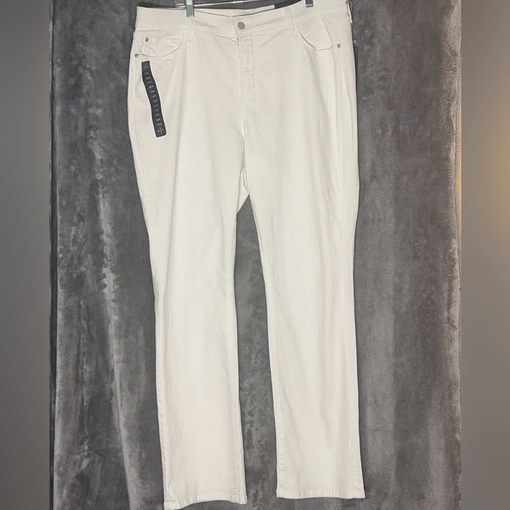 NYDJ White Straight Leg Jeans With Gorgeous Rhinestone Detail on Back Pockets